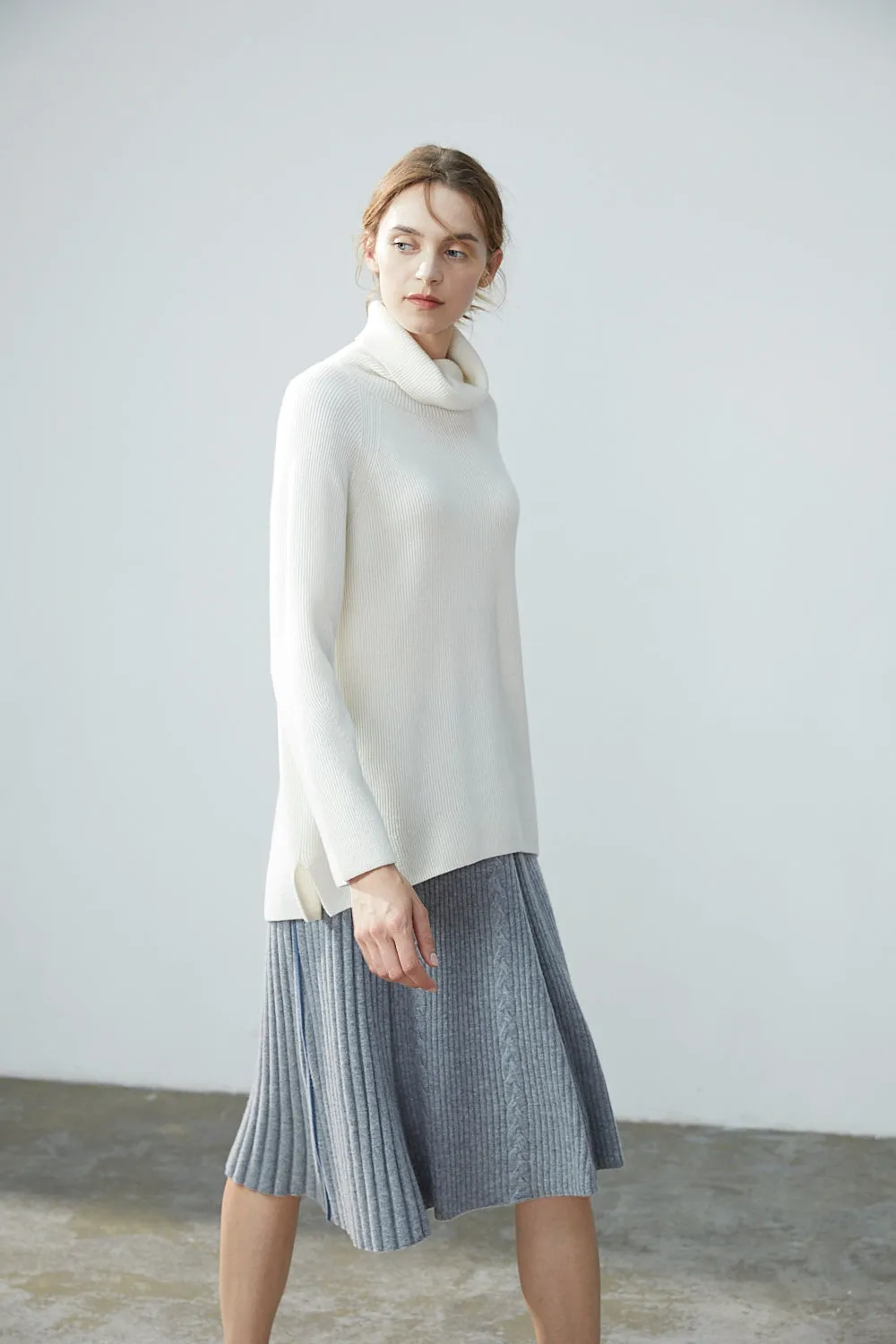 Turtle neck mid-length cashmere jumper / Cropped cashmere trousers