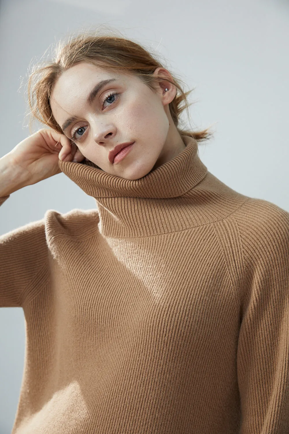 Turtle neck mid-length cashmere jumper / Cropped cashmere trousers