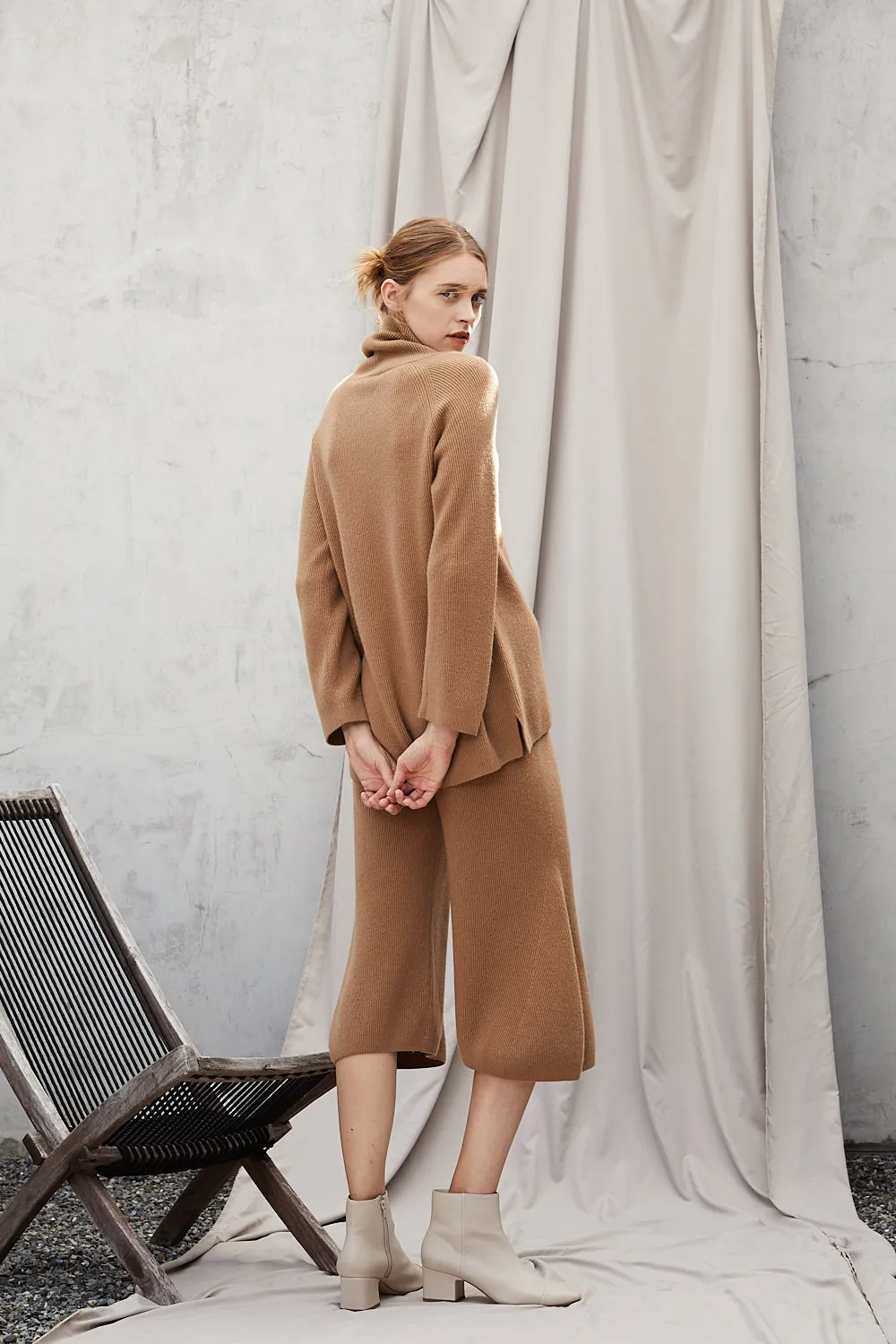 Turtle neck mid-length cashmere jumper / Cropped cashmere trousers